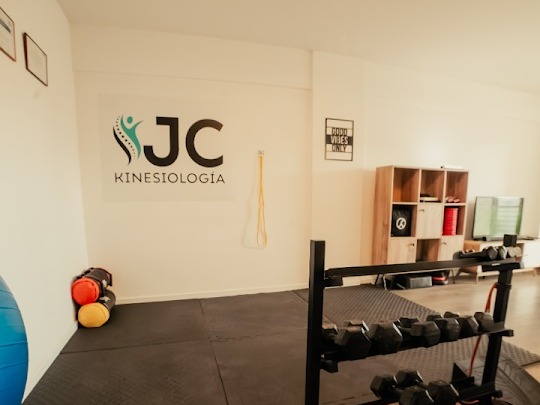 Gimnasio funcional con pesas y elementos de ejercicio terapéutico